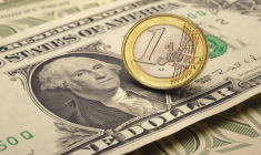 La chute de l'euro face au dollar, conséquence de multiples facteurs