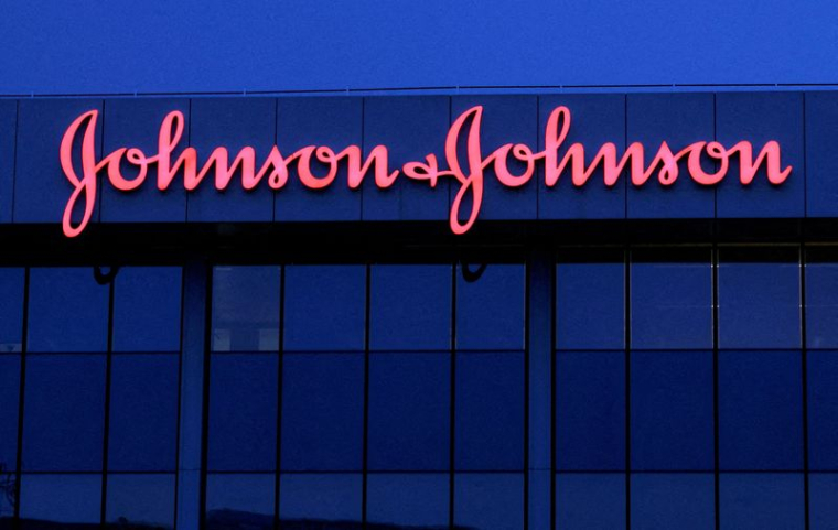 Le logo de Johnson & Johnson est visible sur le toit d'un bureau bruxellois de l'entreprise à Diegem