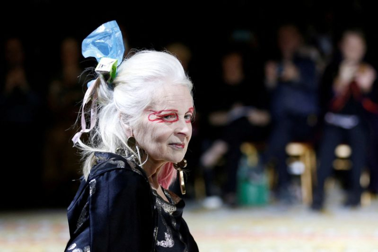 Vivienne Westwood lors d'un  défilé de prêt-à-porter femme automne-hiver 2017-2018 à la Fashion Week à Paris