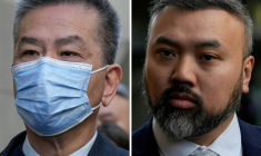 Montage photos du 7 mai 2026 montrant Bill Yuen Chung Biu (g) et Peter Wai Chi Leung (d), tous deux accusés d'avoir collaboré avec les services de renseignement de Hong Kong, avant leur procès à l'Old Bailey, à Londres, le 2 mars 2026 ( AFP / CARLOS JASSO )
