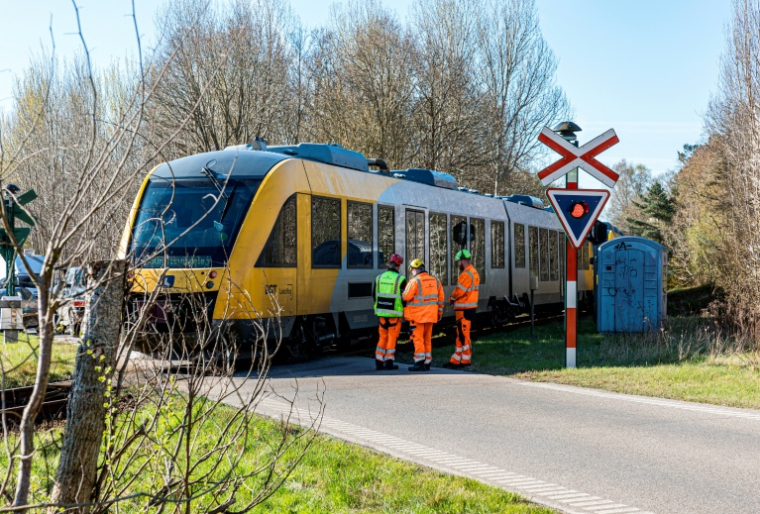 Des secouristes sur le site d'une collision entre deux trains entre les villes de Hillerod et de Kagerup, au nord de Copenhague, le 23 avril 2026 au Danemark ( Ritzau Scanpix / Steven Knap )