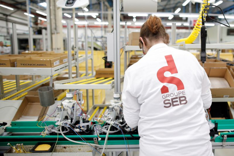 Un employé travaille sur la chaîne de production à l'usine Groupe Seb Moulinex de Mayenne