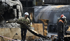 Des ouvriers dans une centrale électrique attaquée, en Ukraine, en avril 2024 ( AFP / GENYA SAVILOV )