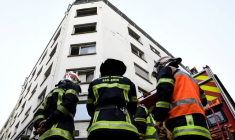 Des pompiers devant un immeuble endommagé par un incendie, le 27 février 2020 à Strasbourg ( AFP / Patrick HERTZOG )