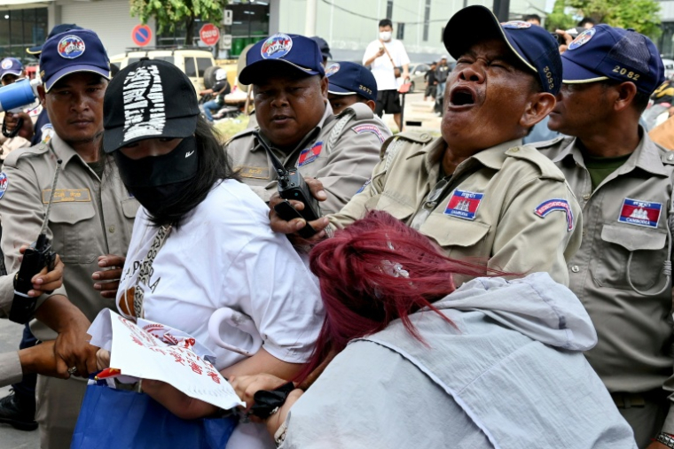 Affrontements entre policiers et manifestants devant la Banque nationale du Cambodge (BNC) pour réclamer l'accès à leurs comptes bloqués sur une plateforme du groupe Huione, le 27 avril 2026 à Phnom Penh   ( AFP / TANG CHHIN Sothy )