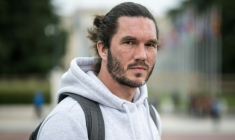 L'ex-otage en Iran Benjamin Brière devant les bureaux des Nations Unies à Genève, le 27 mai 2024, lors de sa visite pour soutenir des proches de ressortissants français détenus en Iran ( AFP / Fabrice COFFRINI )