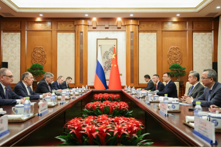Photo diffusée par le ministère russe des Affaires étrangères, le 14 avril 2026, montrant le ministre russe des Affaires étrangères, Sergueï Lavrov (g), et son homologue chinois, Wang Yi (d), lors d'une rencontre à Pékin ( RUSSIAN FOREIGN MINISTRY / Handout )