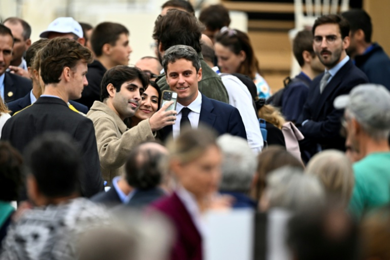 Le candidat Renaissance à la présidentielle Gabriel Attal à la messe célébrée par le pape Léon XIV à Paris le 26 septembre 2026 ( AFP / JULIEN DE ROSA )
