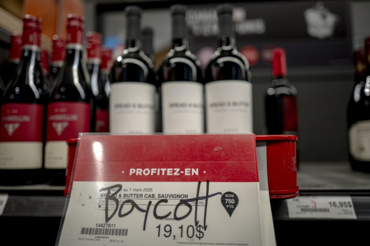 Un graffiti appelant au boycott d’un vin américain dans un magasin d’alcool à Montréal, au Canada, le 3 février 2025 ( AFP / ANDREJ IVANOV )