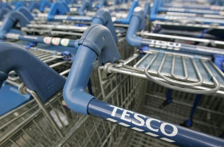 DES INVESTISSEURS RECLAMENT 100 MILLIONS DE LIVRES À TESCO