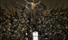 Photo diffusée par les médias du Vatican, le 24 mai 2025, du pape Léon XIV s'adressant aux membres de la Curie romaine et aux employés du Vatican à la salle d'audience Paul VI, au Vatican ( VATICAN MEDIA / Simone Risoluti )