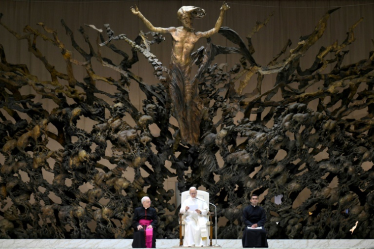 Photo diffusée par les médias du Vatican, le 24 mai 2025, du pape Léon XIV s'adressant aux membres de la Curie romaine et aux employés du Vatican à la salle d'audience Paul VI, au Vatican ( VATICAN MEDIA / Simone Risoluti )
