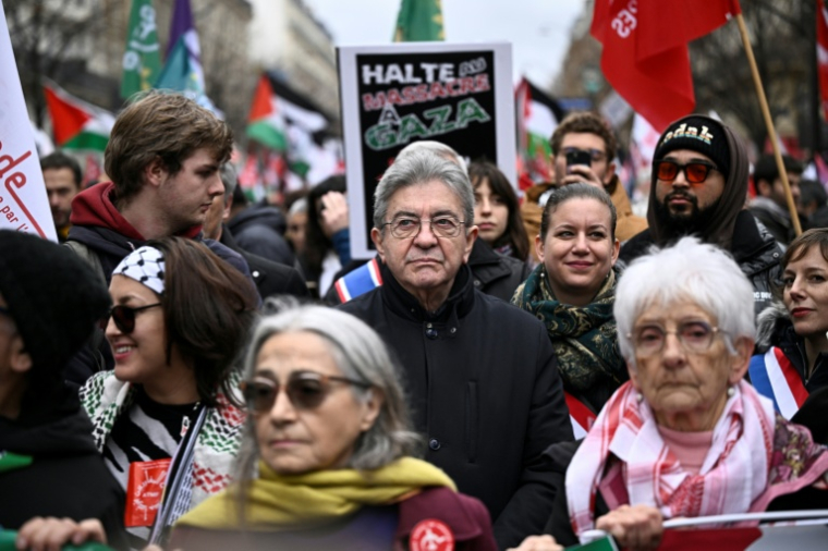 Le chef de file de La France insoumise Jean-Luc Mélenchon participe à une manifestation en soutien aux Palestiniens de la bande de Gaza, le 29 novembre 2025 à Paris ( AFP / JULIEN DE ROSA )