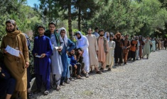 Des hommes afghans attendent de déposer leur dossier de candidature à un emploi au Qatar, dans la banlieue de Hérat, le 30 juillet 2025 ( AFP / Mohsen KARIMI )