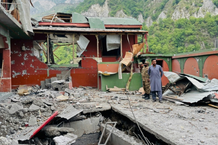 Une mosquée détruite par une frappe indienne le 7 mai 2025 à Muzaffarabad, capitale du Cachemire pakistanais ( AFP / Sajjad QAYYUM )
