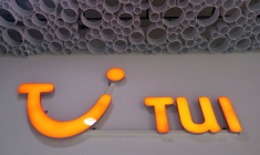 Le logo de la compagnie de voyage allemande TUI AG à l'extérieur de l'une de ses succursales à Vienne