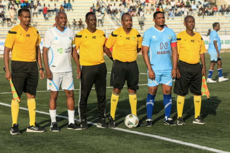 L'ancienne star du football camerounais Samuel Eto'o, deuxième à droite, pose avec les arbitres avant le match de gala à Mogadiscio, capitale de la Somalie, le 27 mai 2025 ( AFP / Hassan Ali Elmi )