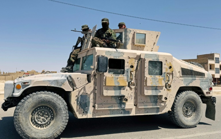 Les forces de sécurité talibanes patrouillent après l'exécution publique d'un homme dans un stade de football de la ville de Zaranj, dans la province de Nimroz, le 11 avril 2025 ( AFP / - )