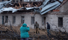 Des résidents marchent sur le site d'une frappe de missile russe à Dnipro
