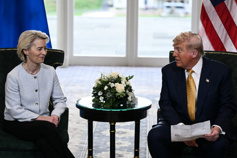 Donald Trump et Ursula von der Leyen à Turnberry, en Ecosse, le 27 juillet 2025. ( AFP / BRENDAN SMIALOWSKI )