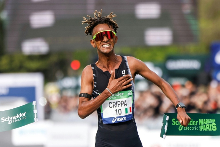 L'Italien Yemaneberhan Crippa, vainqueur du marathon de Paris, le 12 avril 2026 ( AFP / Ian LANGSDON )