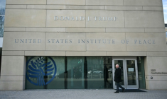 Le nom du président américain Donald Trump sur la façade de l'Institut américain de la paix, le 4 décembre 2025 ( AFP / ANDREW CABALLERO-REYNOLDS )