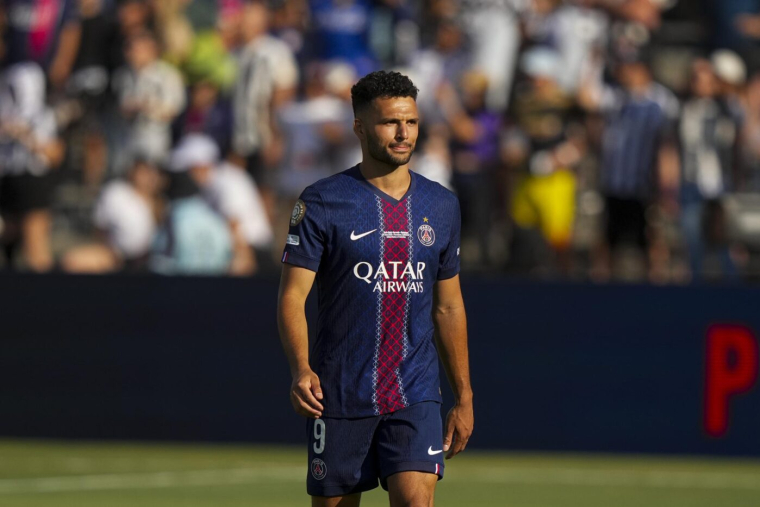 À Paris, Gonçalo rame