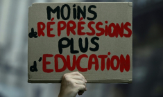 Une pancarte durant une manifestation de lycéens à Bordeaux, le 6 octobre 2026 ( AFP / Philippe LOPEZ )