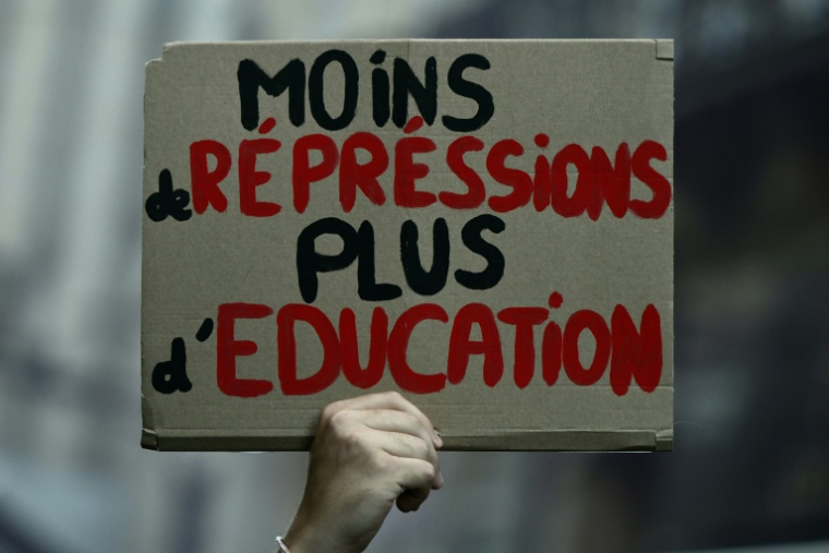 Une pancarte durant une manifestation de lycéens à Bordeaux, le 6 octobre 2026 ( AFP / Philippe LOPEZ )