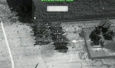 Cette capture d'écran prise le 22 juillet 2026 depuis une vidéo fournie par le Central Command (CENTCOM) américain le 21 juillet 2026 montre les Etats-Unis lançant des frappes de précision sur des cibles militaires iraniennes, selon l'armée.  ( US Central Command (CENTCOM) / - )