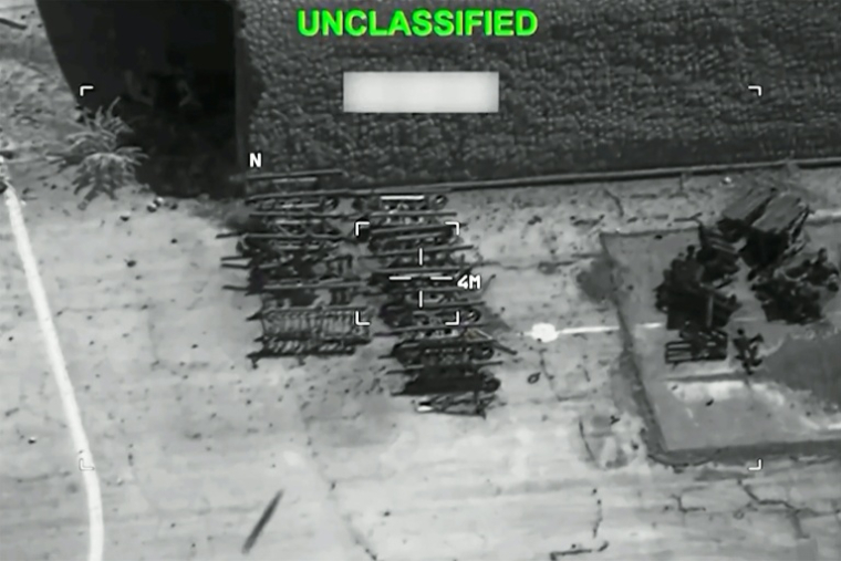 Cette capture d'écran prise le 22 juillet 2026 depuis une vidéo fournie par le Central Command (CENTCOM) américain le 21 juillet 2026 montre les Etats-Unis lançant des frappes de précision sur des cibles militaires iraniennes, selon l'armée.  ( US Central Command (CENTCOM) / - )