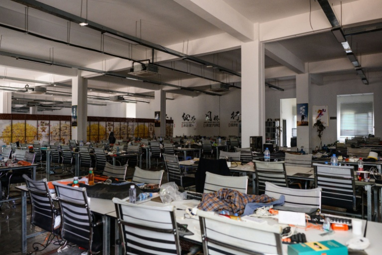 Bureaux d'un centre d'arnaque en ligne abandonné de la ville d'O'Smach, à la frontière entre la Thaïlande et le Cambodge, lors d'un voyage de presse organisé par le ministère thaïlandais des Affaires étrangères et l'armée thaïlandaise, le 7 septembre 2026. ( AFP / ANTHONY WALLACE )