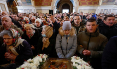 Des croyants assistent à un service de Noël en Ukraine