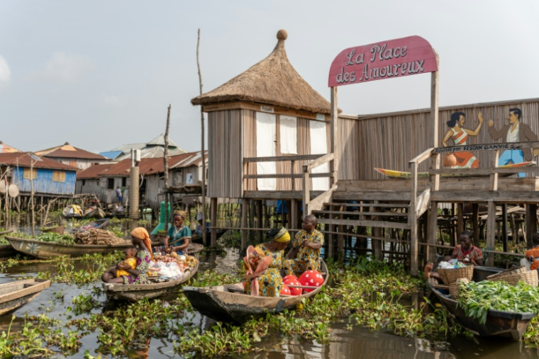 Un couple en pirogue quittent la Place des Amoureux après avoir fêté la Saint-Valentin dans la ville lacustre de Ganvié, le 10 février 2026 au Bénin ( AFP / Yanick Folly )