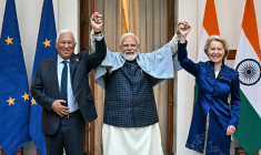 Le Premier ministre indien (au centre) Narendra Modi accompagné de la présidente de la Commission européenne Ursula von der Leyen et du président du Conseil européen António Costa (à sa gauche) à New Delhi, le 27 janvier 2026.  ( AFP / SAJJAD HUSSAIN )