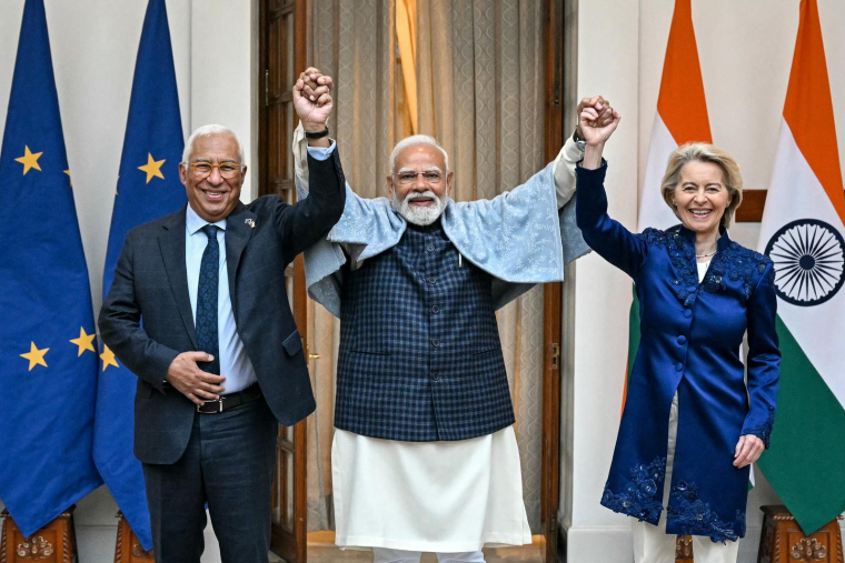 Le Premier ministre indien (au centre) Narendra Modi accompagné de la présidente de la Commission européenne Ursula von der Leyen et du président du Conseil européen António Costa (à sa gauche) à New Delhi, le 27 janvier 2026.  ( AFP / SAJJAD HUSSAIN )