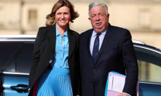 La présidente de l'Assemblée nationale française, Yael Braun-Pivet, et le président du Sénat français, Gérard Larcher, posent à leur arrivée pour participer au congrès des deux chambres du Parlement à Versailles