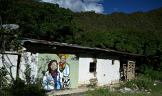 Une fresque représentant le candidat à la présidence colombienne Ivan Cepeda Castro (à droite) et sa colistière, Aida Quilcue, avec les visages barrés, le 7 mai 2026, à Algeciras, en Colombie ( AFP / Pablo VERA )
