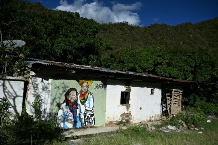 Une fresque représentant le candidat à la présidence colombienne Ivan Cepeda Castro (à droite) et sa colistière, Aida Quilcue, avec les visages barrés, le 7 mai 2026, à Algeciras, en Colombie ( AFP / Pablo VERA )