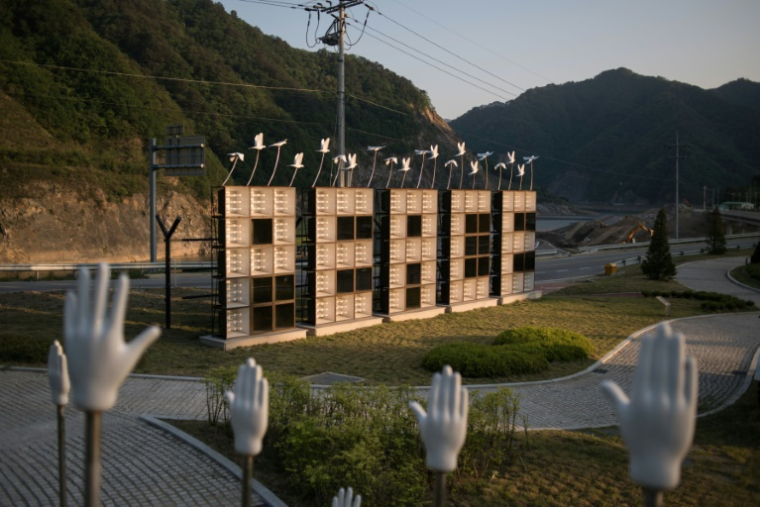 Une installation artistique de haut-parleurs de propagande formant le mot « Peace », au barrage de la Paix, au nord de Hwacheon près de la DMZ, le 21 mai 2017 ( AFP / Ed JONES )