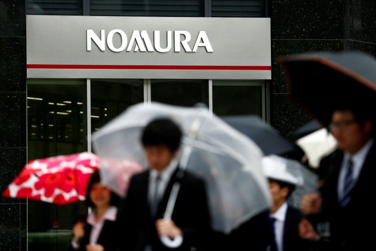 NOMURA VISE 1 MILLIARD DE DOLLARS D'ÉCONOMIES, SUPPRIME DES POSTES À LONDRES
