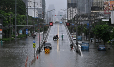 Des automobilistes font demi-tour depuis un pont surplombant des eaux de crue le long de la route Phetchaburi à Bangkok, le 26 septembre 2026 ( AFP / Lillian SUWANRUMPHA )