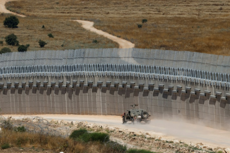 Un véhicule militaire israélien patrouille le long de la frontière avec le Liban en Haute-Galilée, le 18 juin 2026 ( AFP / Jalaa MAREY )