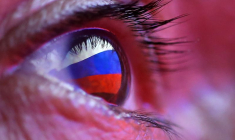 Un drapeau russe se reflète dans un œil sur cette illustration.