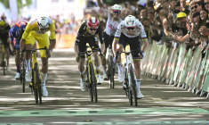 Tadej Pogacar (D) s'impose sur la ligne d'arrivée devant le maillot jaune Mathieu van der Poel et le Danois Jonas Vingegaard, le 8 juillet 2025 à Rouen ( AFP / Loic VENANCE )