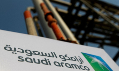 Un panneau avec le logo d'Aramco est photographié dans une installation pétrolière à Abqaiq, en Arabie saoudite