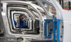 Photo d'un employé qui travaille sur la chaîne de montage automobile à l'usine du constructeur automobile Renault