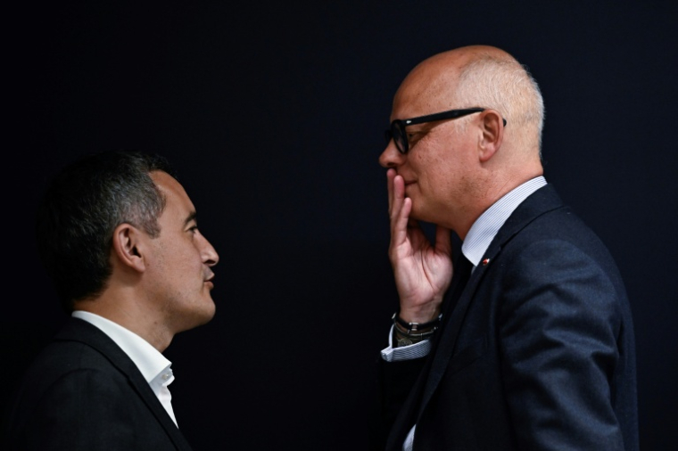 Gérald Darmanin, alors ministre de  l'Intérieur, et Edouard Philippe le 30 avril 2024 à Paris ( POOL / JULIEN DE ROSA )