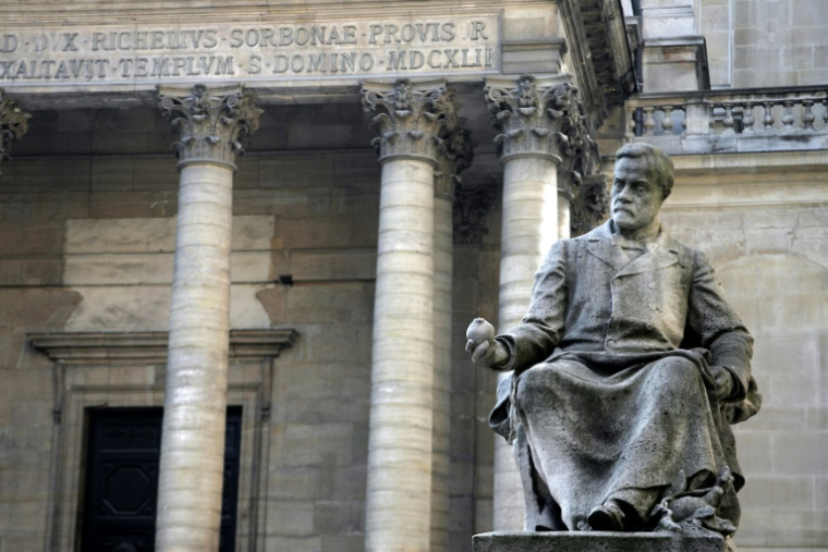 La statue du scientifique français Louis Pasteur siège dans la cour de l'université de la Sorbonne, le 10 octobre 2006 à Paris ( AFP / Joël SAGET )