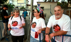 Des Israéliens portant des T-shirt avec la photo de l'officier Hadar Goldin tué en 2014 à Gaza attendent l'arrivée d'un corps rendu par le Hamas et présumé être le sien devant les services de médecine légiste de Tel Aviv, le 9 novembre 2025 ( AFP / Menahem Kahana )